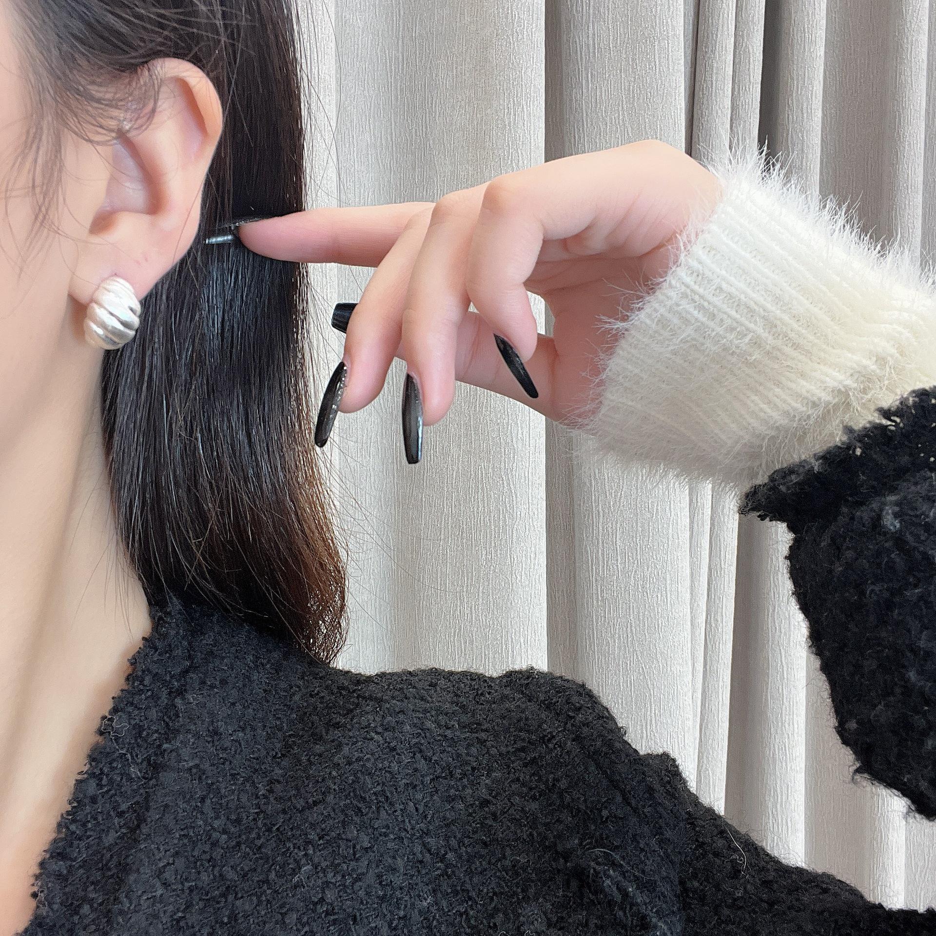 

2024 High-End French Retro Croissant Earrings: Stylish, Luxury, New Fashion Trend