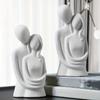 Nordische minimalistische Skulptur für Paare Liebhaber umarmende Figur mattierte Keramikstatue reinweiße graue Statue Hochzeitsgeschenk