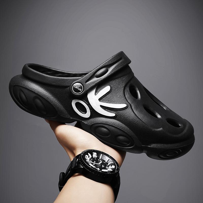 

Летом 22 года новые кокосовые дырявые туфли носят на улице, а сандалии превращаются в шлепанцы для речного пляжа. 39 чёрный