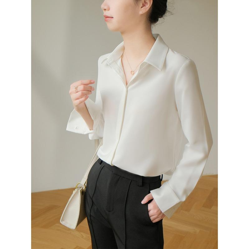 Leichtes, reifes, windiges, weißes Satinhemd für Damen, langärmelig, Frühling und Herbst, neues, vielseitiges, faltenfreies, drapiertes Pendlerhemd
