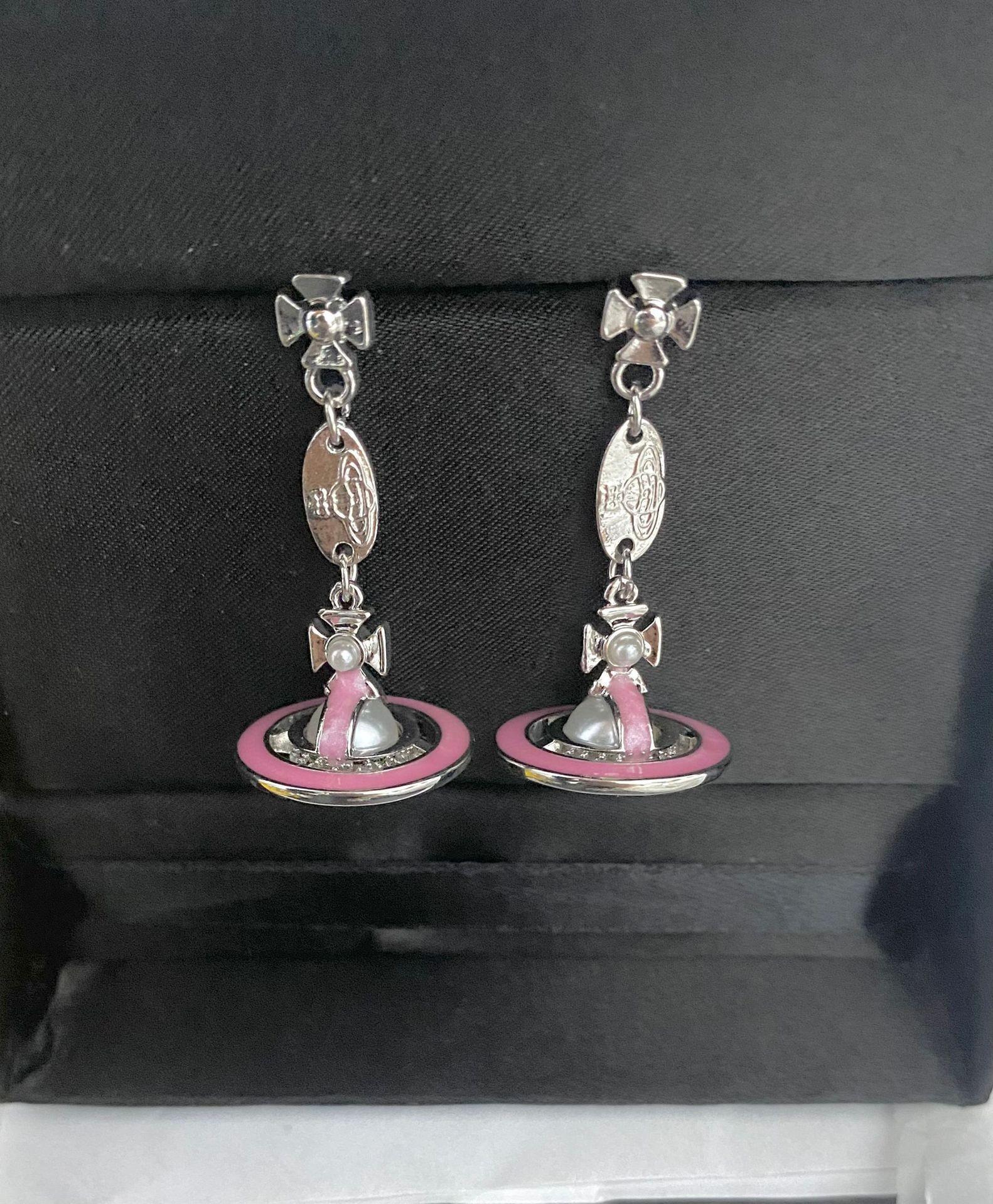 

Высококачественный кулон Сатурн Vivienne Westwood, жемчужная эмалевая подвеска, ожерелье и серьги - Минималистичный, нишевый, высококлассный набор аксессуаров