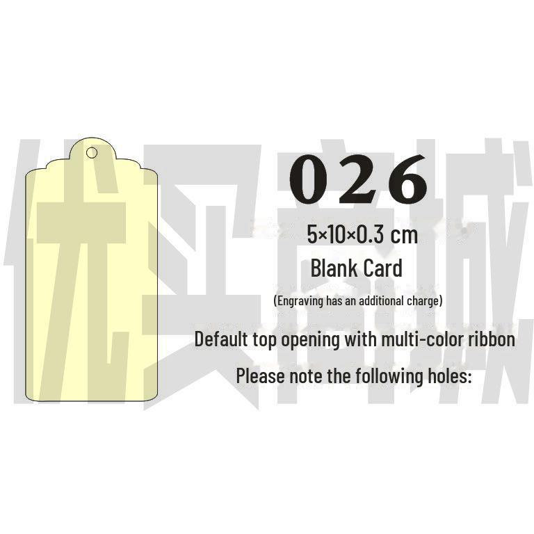 Gravovaná dřevěná karta s přáním s prázdnou visačkou a závěsnou cedulkou