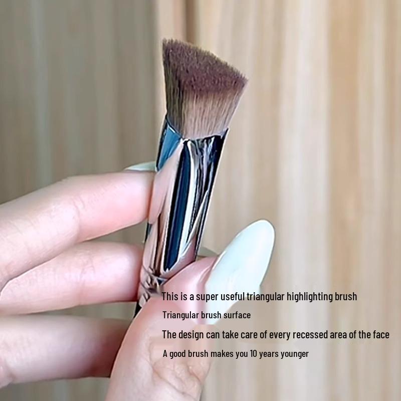 

Кисть для носослезной борозды Бог: Скошенная треугольная железная кисть-консилер с мягкой щетиной для хайлайтинга и осветления следов от акне и покраснений.