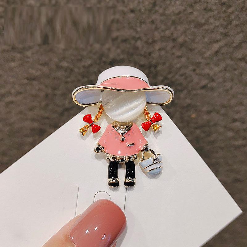 Mädchen mit rosa Hut Cartoon Niedlich Blendschutz Brosche, High-End, Leichter Luxus, Individuelle und Nischen-Brosche