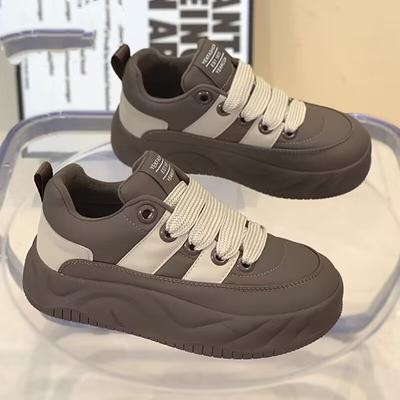 Schwarze Sneaker Damen 2025 Frühling und Herbst neu vielseitige Plateau weiche Basisplattenschuhe Damen Freizeitschuh