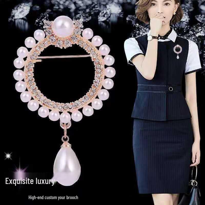 Elegante Perlen-Strass-Brosche: Damen Exquisite Brosche im Stil kleiner Duft und Seidentuch-Schnalle