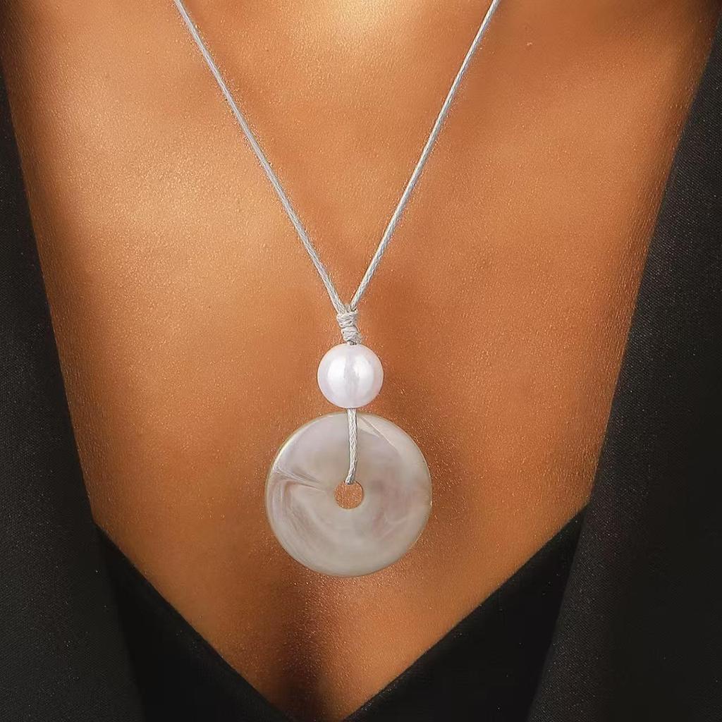 Elegant European-Style Geometric Pearl Pendant Necklace for Women