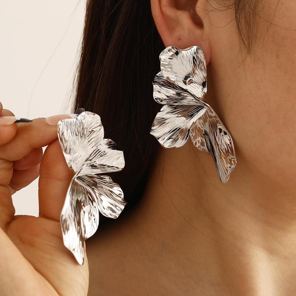Exaggerated Flower Vintage Stud Earrings for Woman Elegant Design Frech Style Earring Trendy Daily Wear Girls Gift Art Jewelry