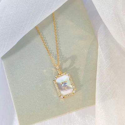 Love Square Necklace Female, Light Luxury Versatile High Sense Of Gradual Change Fritillary Pendant Collarbone Chain