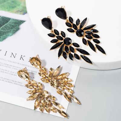 Orecchini alla Moda con Orecchini Lunghi e Alati Lucidi che Esprimono un'Atmosfera da Festa Esagerata e Orecchini Accattivanti a Forma di Pendente