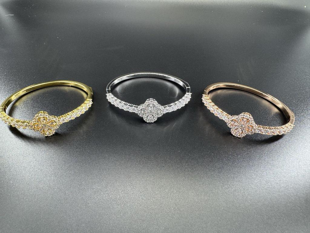 Luxury Diamond Four-Leaf Clover Bracelet - Elegant Valentine's Day Gift