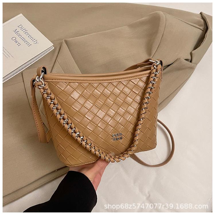 

This year s popular bag women s 2025 new fashion texture shoulder bag simple foreign style chain crossbody bucket bag коричневый