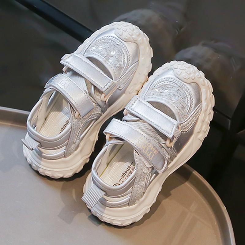 

Girls Sandals2026Spring and summer new children s sports sandals for girls, stylish and trendy closed-toe shoes for older kids 32-37One Hand6Double срібний