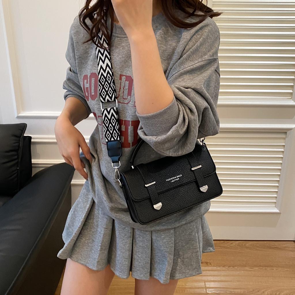 Bao Nu's New Handbag Is Versatile and Fashionable, and It Is A Small Square Bag with One Shoulder