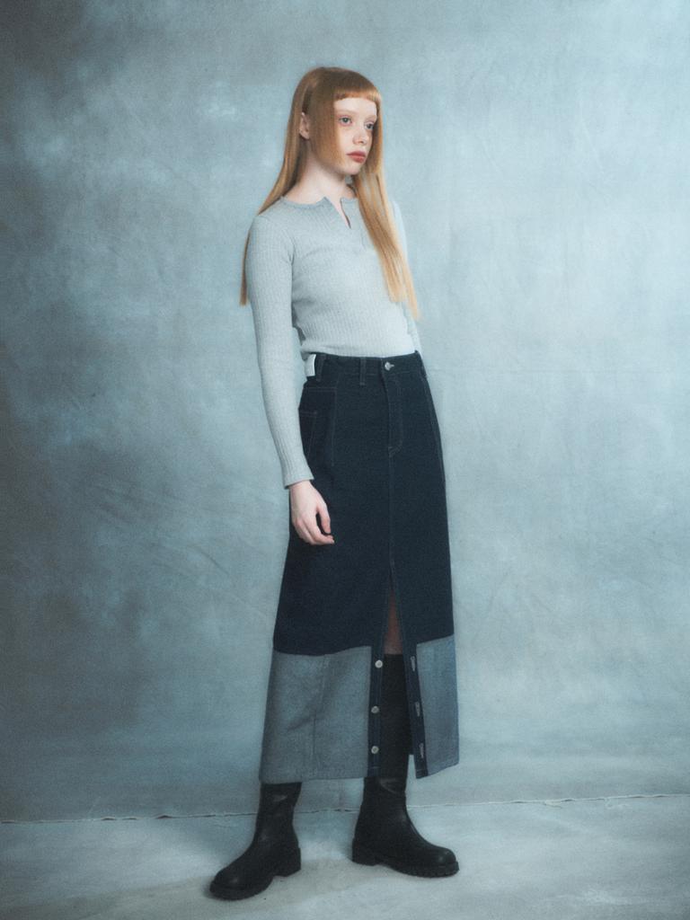 Renezmia Fingerhole Y-Neck Top_Gray