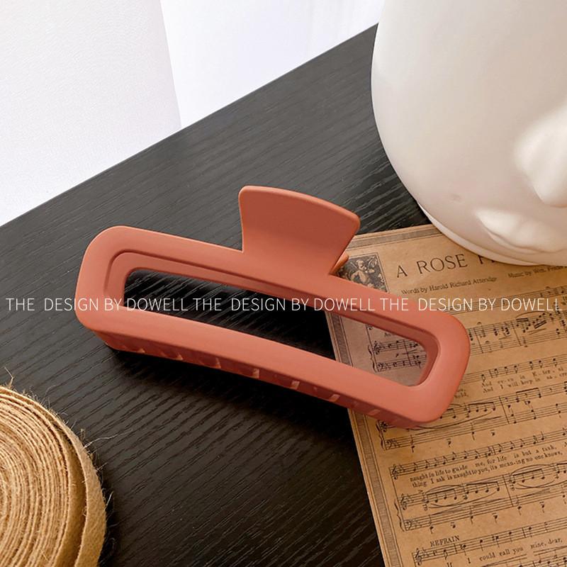 Fashionable Large Matte Plastic Hair Claw For Sophisticated Hairstyles In Multiple Shades