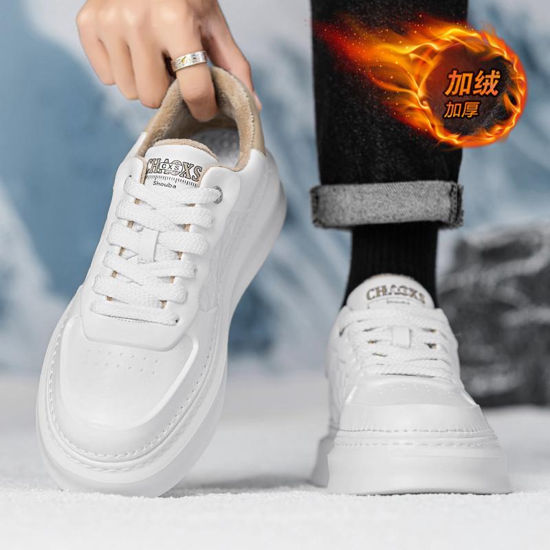 Neue Herbst-Plateau-Sport- und Freizeitschuhe erhöhen die Höhe von kleinen weißen Trendschuhen