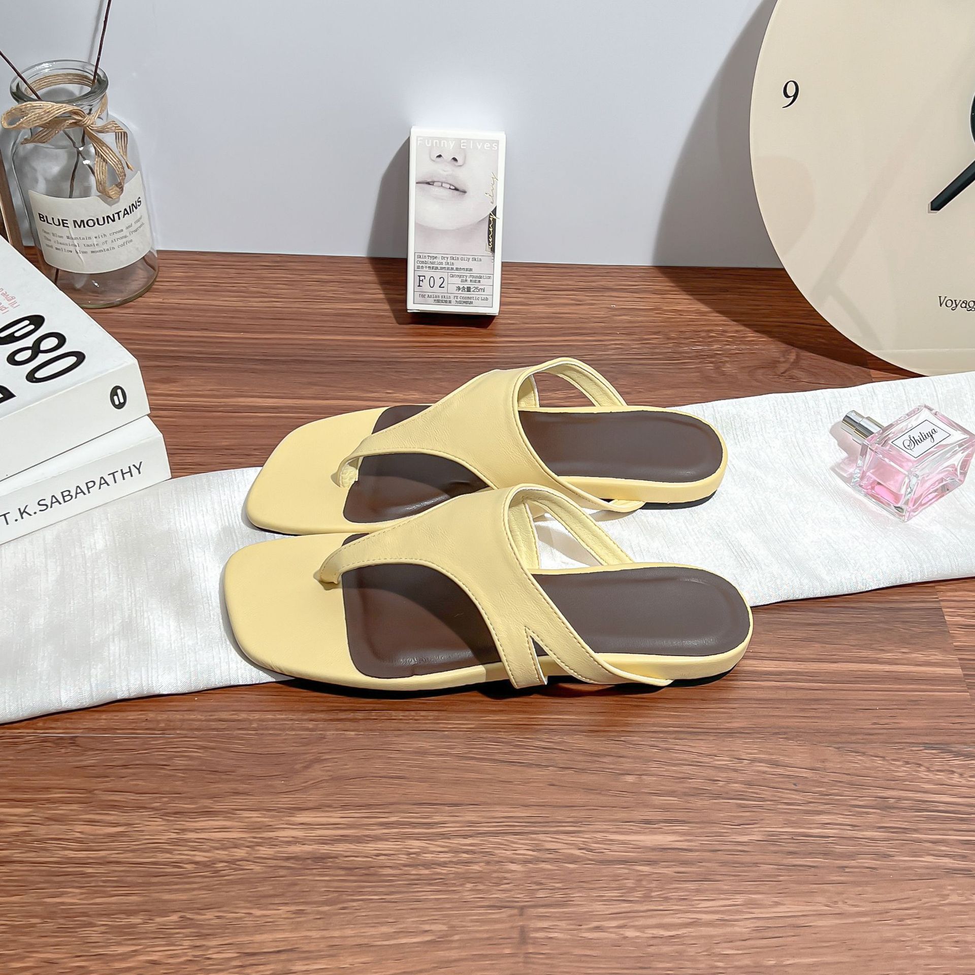 

2025 new flip-flops women s fashion toe cool slippers women s summer versatile flat sandals comfortable soft sole 35