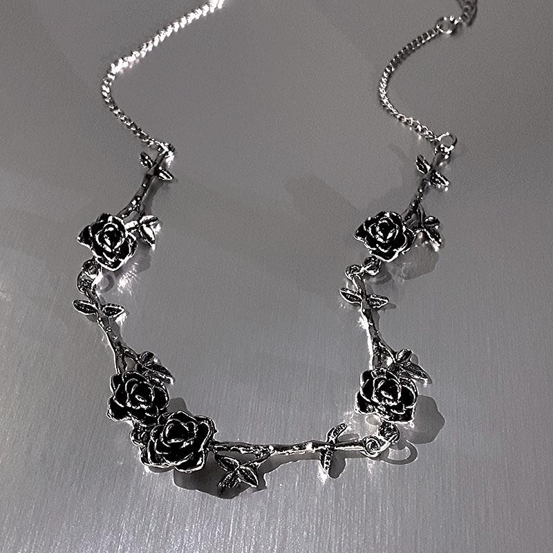 High-End Camellia Leaf Necklace - Light Luxury, Retro Clavicle Chain for Niche Fashion & Trendy Style