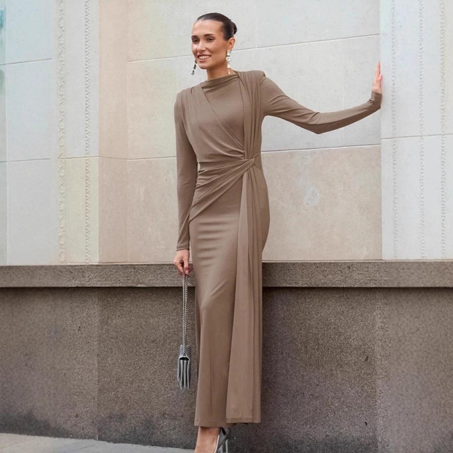 European and American Brown Round Neck Knitted Dress Women's Autumn Design Sense Inside with Hip Skirt Long Dress Women's Clothing