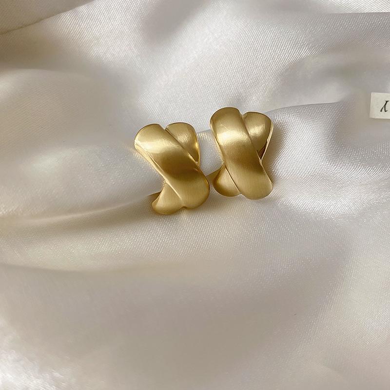 European and American metal wind hollow flower fishtail pearl earrings exaggerated temperament earrings heavy industry earrings