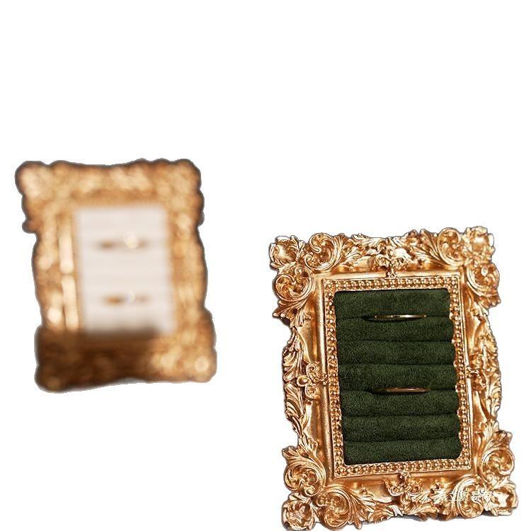 Antiker barocker geprägter Rahmen Schmuck-Ausstellungsständer Samtausgekleidetes Ringaufbewahrungsfach Antikgoldener Schmuckorganisator Fotografie-Requisite Für Geschäft