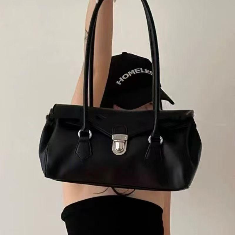 

Korean retro college style simple shoulder armpit bag ins advanced sense niche locomotive bag tide