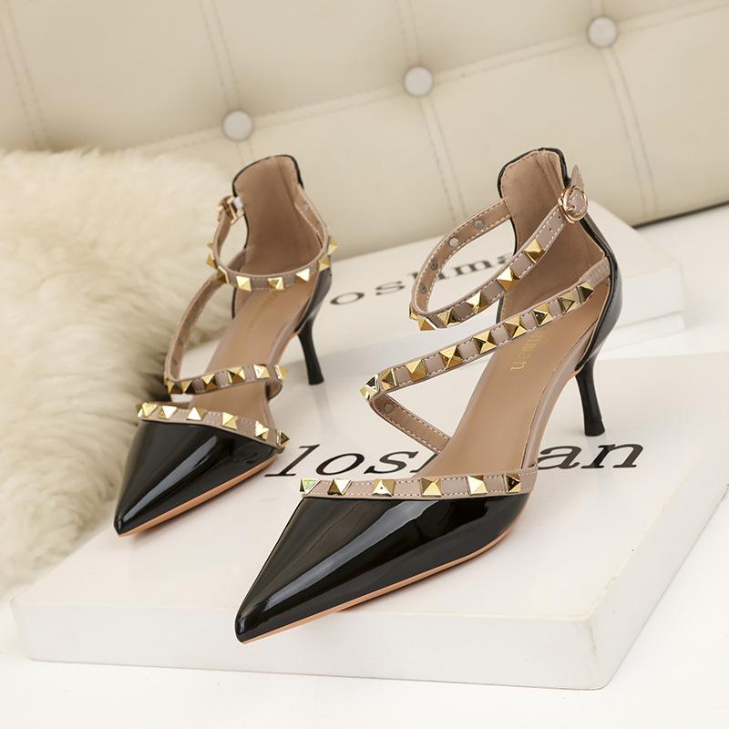 Simple stiletto high heels, shallow mouth pointed rivets, hollowed-out one-word sandals