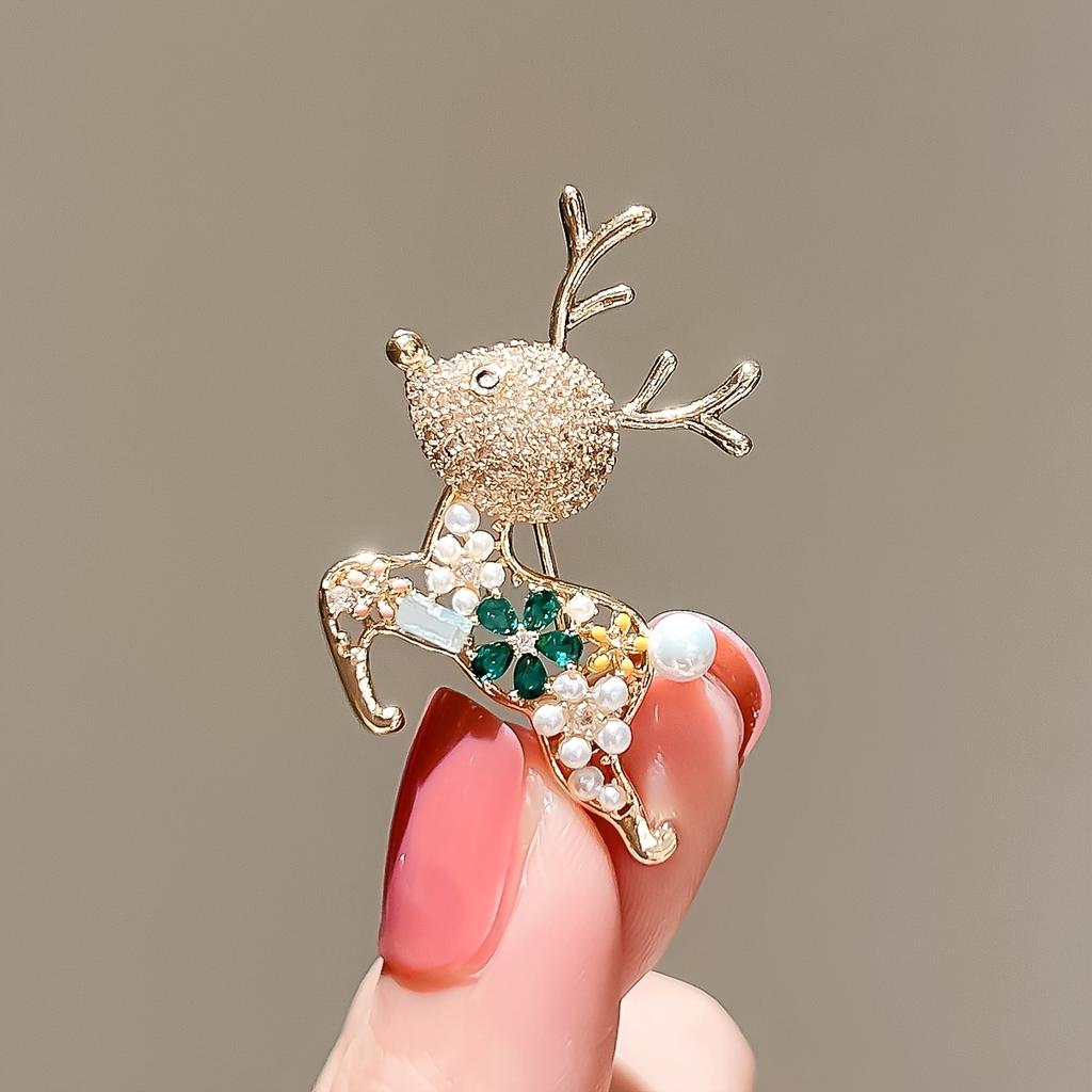 Cute Christmas And New Year Reindeer Brooch for Women, Exuding Elegance High-End Charm, Versatile And Exquisite, a Luxurious Accessory for Clothing