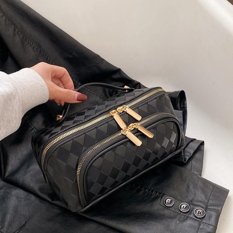 

Pu Diamond Cosmetic Bag Women s Large-capacity Fashion Niche Storage Bag Portable Travel Toilet Bag 2026 26*12*12CM чорний