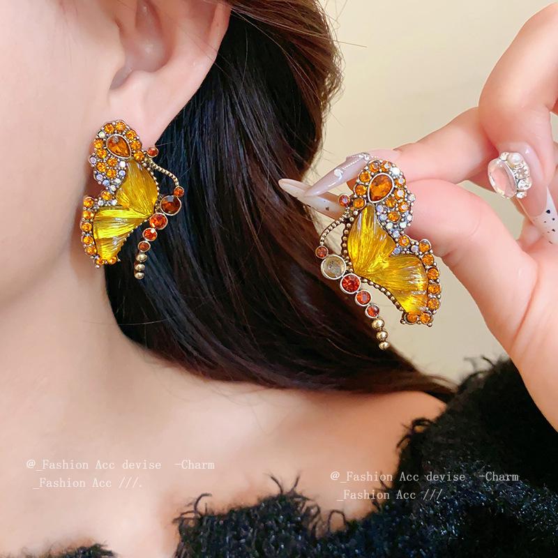 Vintage Rhinestone Butterfly Pendant Necklace - Retro Glass Bead Design, High-End Clavicle Chain for Women