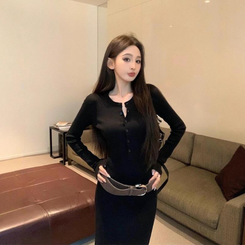 Simple and Thin Black Long-sleeved Knitted Dress with a Base Inside, a Skirt with a Coat In Winter