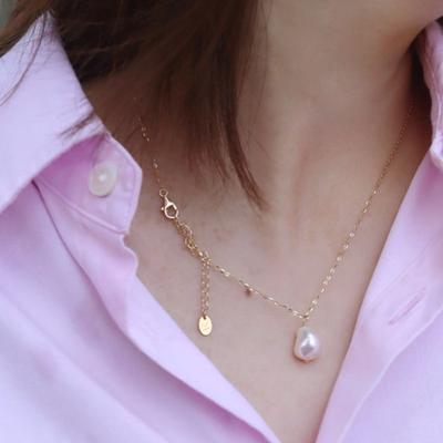 Collier chaîne baroque en argent plaqué or 14 carats et perles d'eau douce