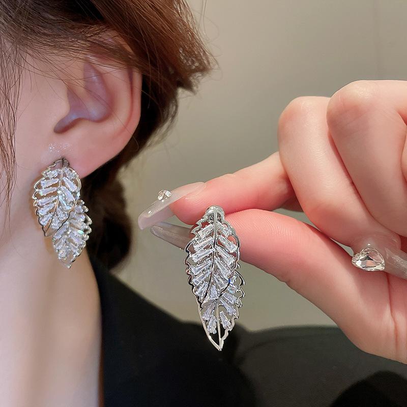 Butterfly wings, a pair of earrings, super flash temperament light luxury stud earrings, personalized Internet celebrity earrings of the same style