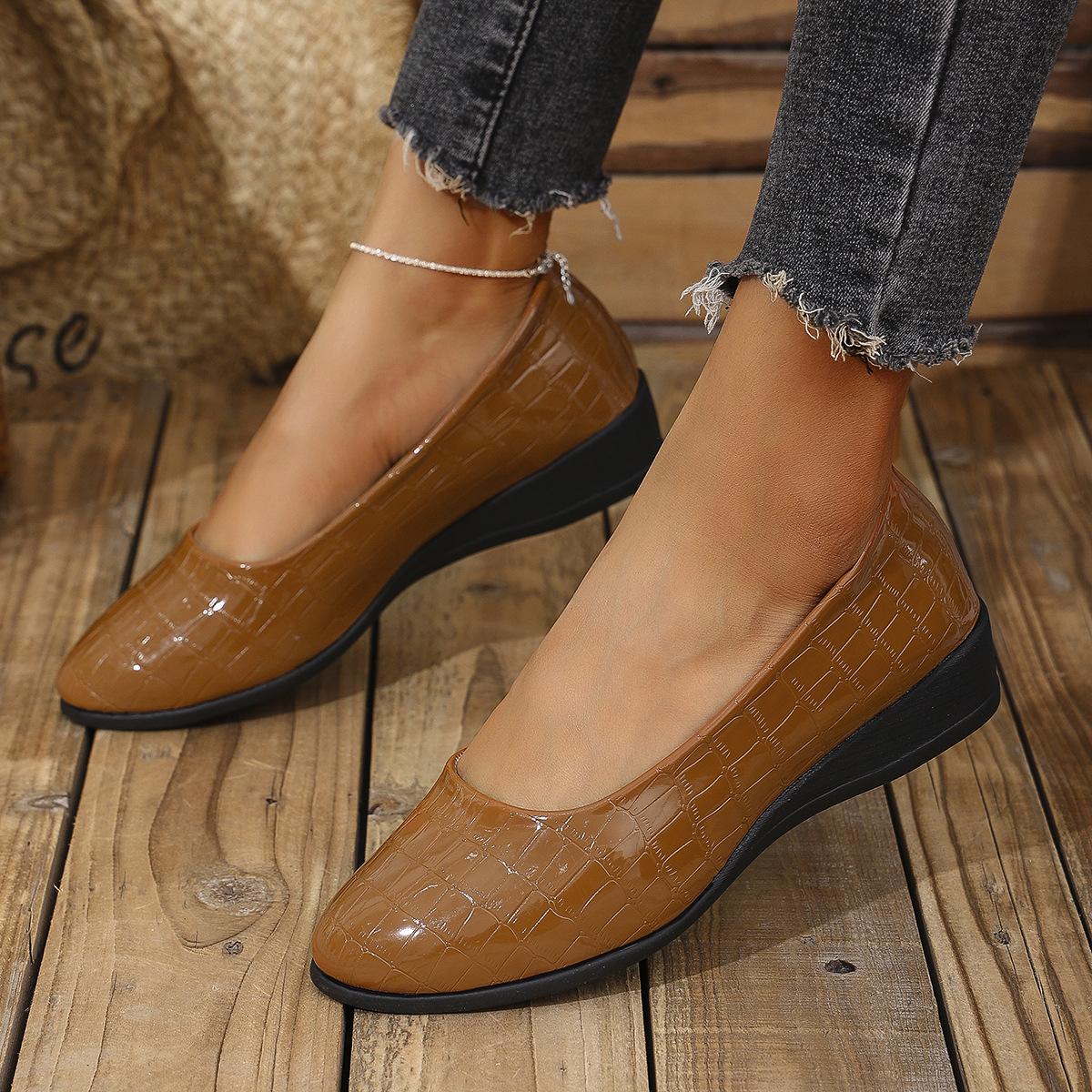 

2025 Foreign trade women s casual slope heel shallow mouth single shoes Doudou shoes large size round head outer wear one pedal single shoes 43 темно-коричневого