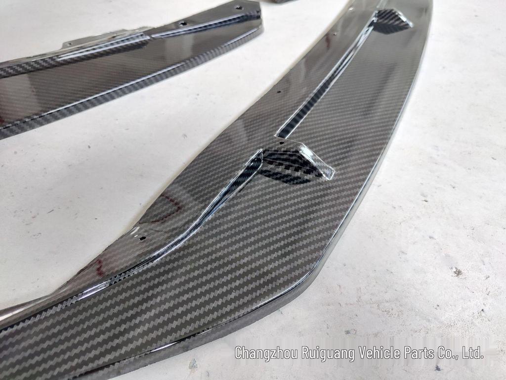 Zestaw przedniego splittera do Forda Focusa 2019: Sportowy Body Kit z Przednim Spliterem i Narożnymi Splitterami