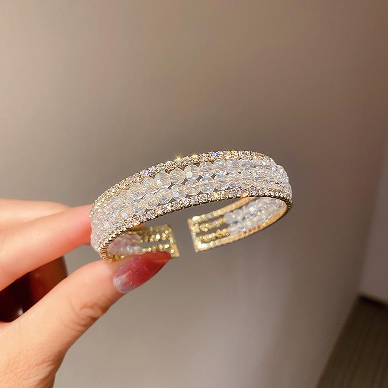Elegantes Zirkon Buchstaben Blumen Armband: Hochwertiger vielseitiger Armreif für Damen