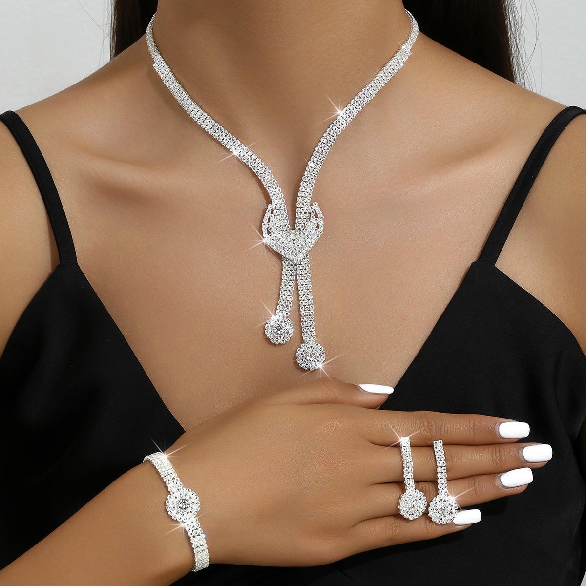 

Свадебная и повседневная одежда Темперамент Супер Вспышка Бриллиантовое Ожерелье Серьги Браслет Комплект из трех предметов