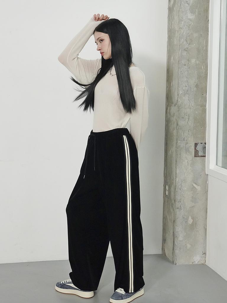 MUSE BY ROSE Lienda Velvet Wide Track Pants (Black)