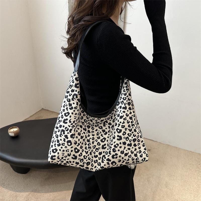 Stylish Simple Shoulder Bag For Women In Trendy Colors Perfect For Autumn Outfits