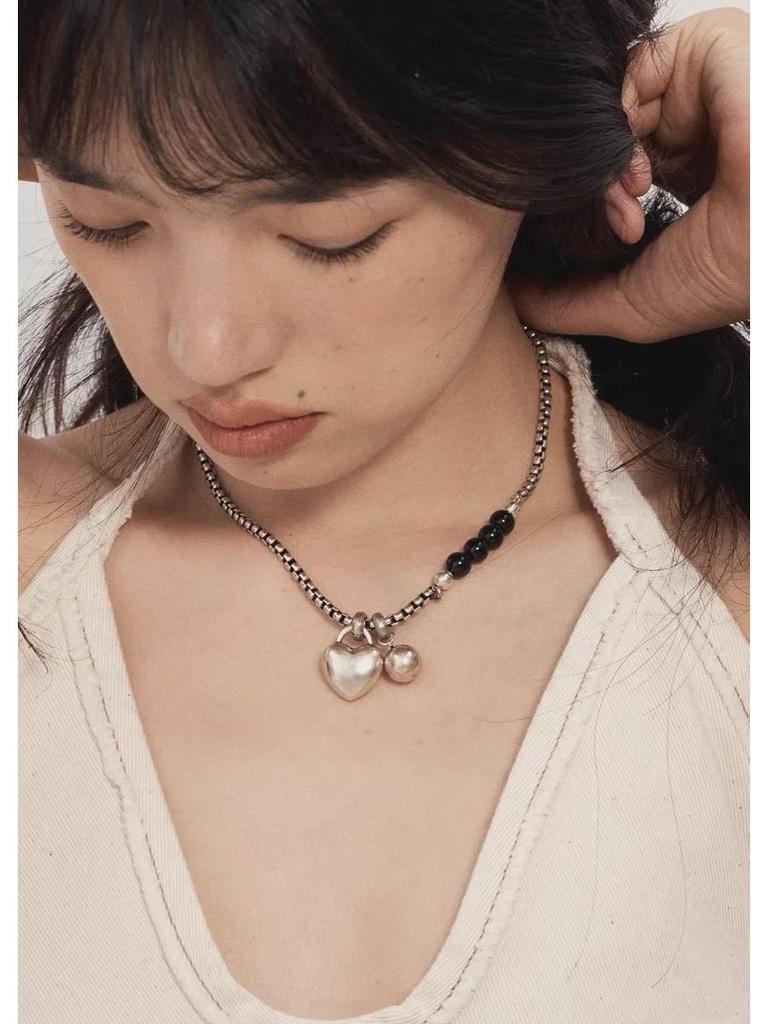 Europäisch Amerikanische Schwarze Perlenkette Liebes Halskette: Retro, Nische, Stapelbares Design für Frauen