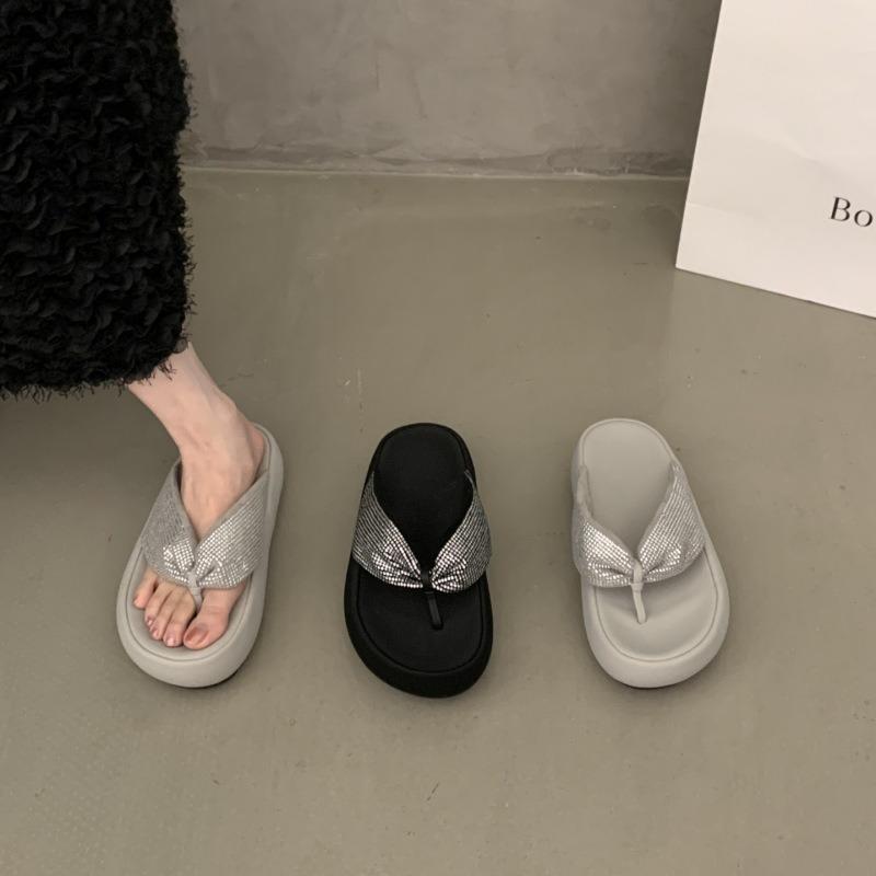 Beautiful thick-soled black pinch-on flip-flops for women's new toes, seaside women's summer outer wear, going out cool slippers