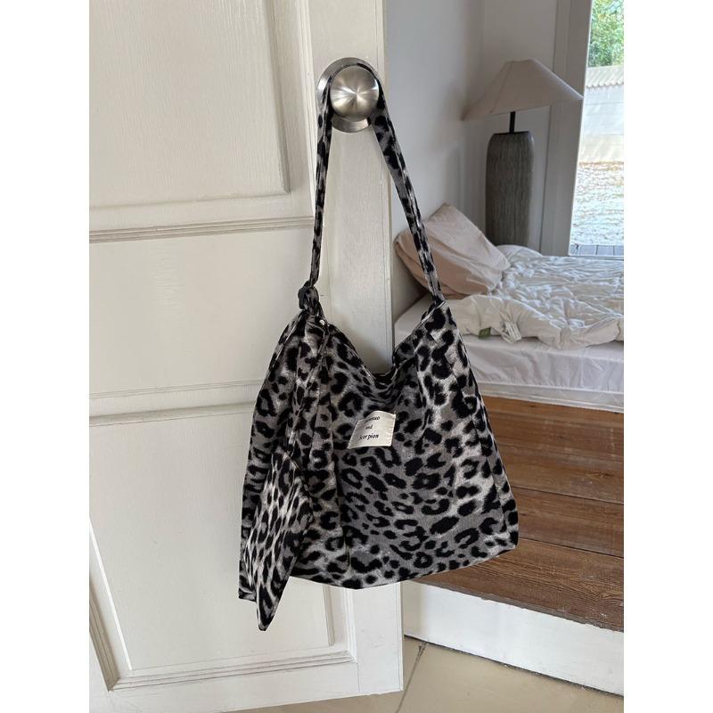 New Simple Leopard Print Bag for Women Versatile Commuting Large Capacity Shoulder Bag for Students To Attend Class for Mother and Child Tote Bag