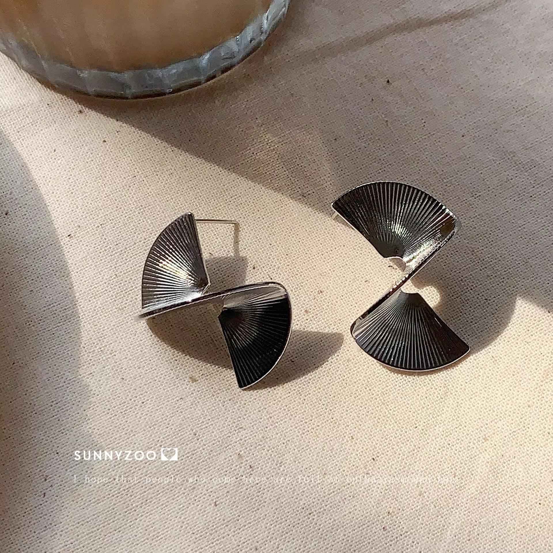 

Tango Party Spiral Stud Earrings: Retro American Fan-Shaped Design with Unique Texture