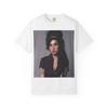 Amy W. T-shirt Ritratto Seduto