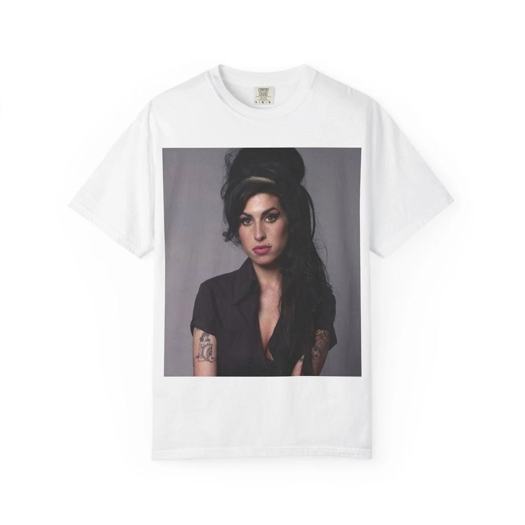 Amy W. T-shirt Ritratto Seduto