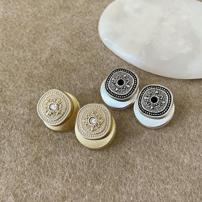 Neue Ohrstecker aus Metall mit geometrischem Relief im chinesischen Stil, doppellagig, Damen, Retro, leichter Luxus, Persönlichkeit, Mode und Eleganz, vielseitige Ohrringe