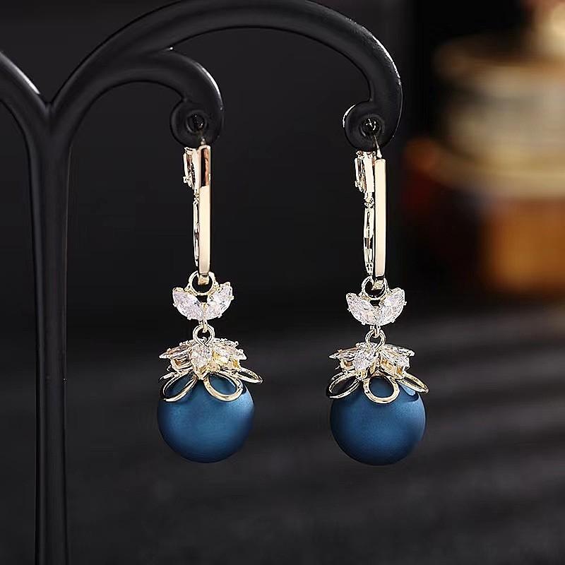 Orecchini alla moda con frange, lussuosi e sofisticati, dal fascino elegante. Lunghi Orecchini di Perle per uno Stile Versatile e Raffinato.
