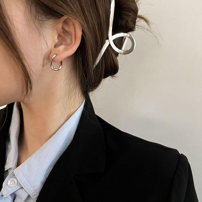 2023 Irregular Circle Earrings: Women's Simple Light Luxury Niche Stud Hoops