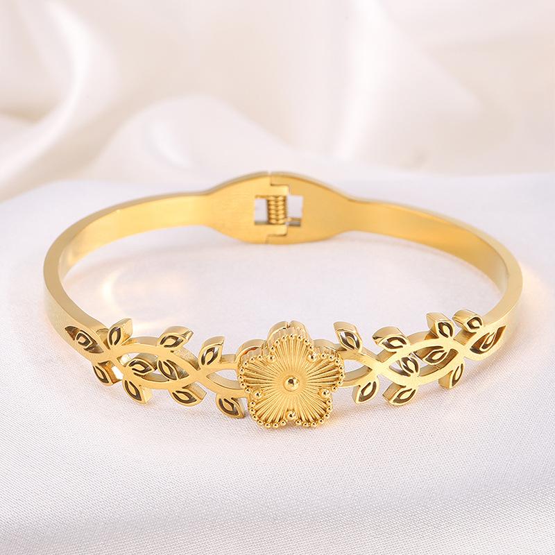 Five-leaf Elastic Open Bracelet for Women, C-shaped Leaf Bracelet for Bathing